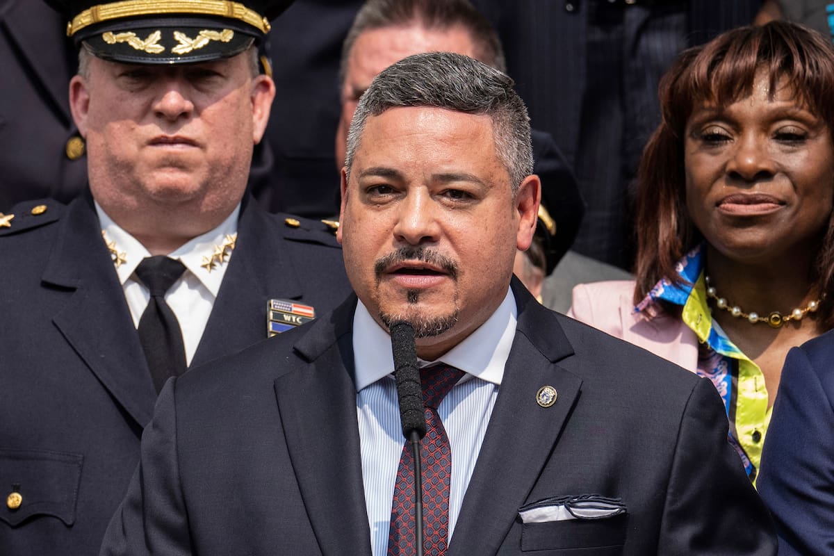 Edward A. Caban habla tras prestar juramento como jefe del Departamento de Policía de la Ciudad de Nueva York afuera de la 40ma Comisaría de ese organismo, el 17 de julio de 2023, en Nueva York. (AP/Jeenah Moon, Archivo)