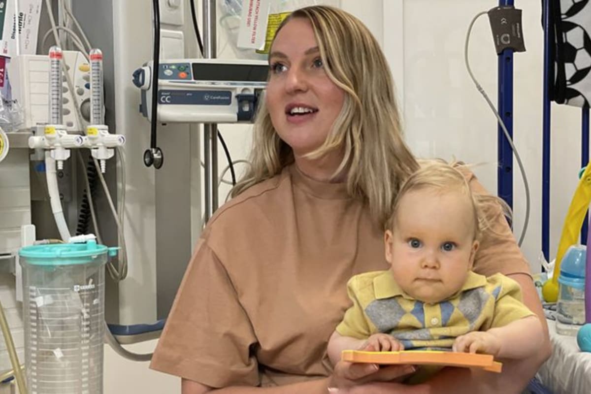 Edward con su madre, Megan Willis