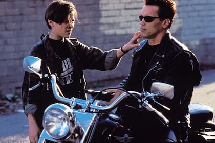 Edward Furlong y Arnold Schwarzenegger en Terminator, de James Cameron, uno de los primeros cineastas que alertaron sobre las posibilidades funestas de la inteligencia artificial (IA)