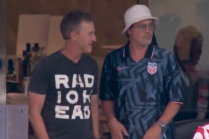 Edward Norton y Brad Pitt juntos en el partido de los Estados Unidos y Turquía (Foto: Captura)