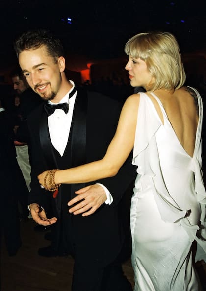 Edward Norton y Courtney Love en 1997; ambos se conocieron en el rodaje de Larry Flynt: el nombre del escándalo