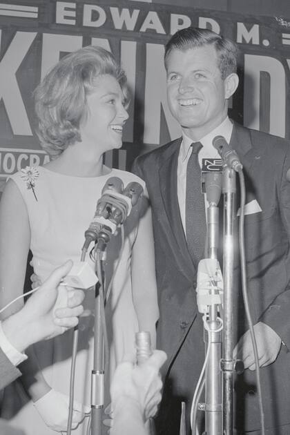 Edward "Ted" Kennedy junto a su esposa Joan