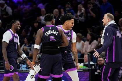 Edwards anota 24 y Wolves superan 103-100 a Bucks para su novena victoria en 11 juegos