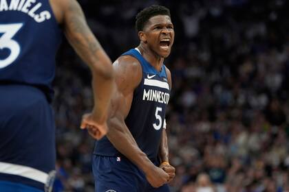 Edwards anota 43 y Timberwolves remontan 116-113 para poner a Lakers cerca de eliminación