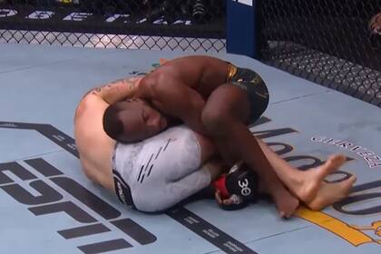 Edwards domina en el piso a Covington que fue muy criticado por los especialistas y despertó la polémica por sus declaraciones