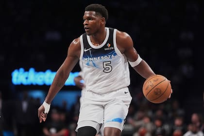 Edwards supera susto por lesión y anota 28 puntos para liderar triunfo 105-90 de Twolves ante Nets
