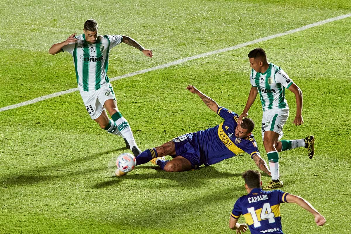 Edwin Cardona disputa la pelota con Martín Payero durante el partido que disputan Boca Juniors y Banfield por la final de la Copa Diego Maradona, en San Juan.