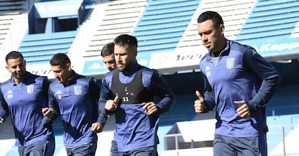 Edwin Cardona (el primero desde la izquierda) con Jonathan Gómez y Nery Domínguez, con trabajos en el Cilindro el día después del empate con Banfield 1-1