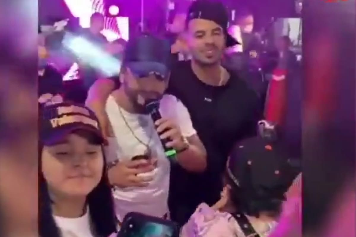 Edwin Cardona, en una fiesta en Colombia, luego de disputar la Copa América; por su viaje de descanso, deberá hacer cuarentena y Boca no lo tendrá en el partido contra Atlético Mineiro