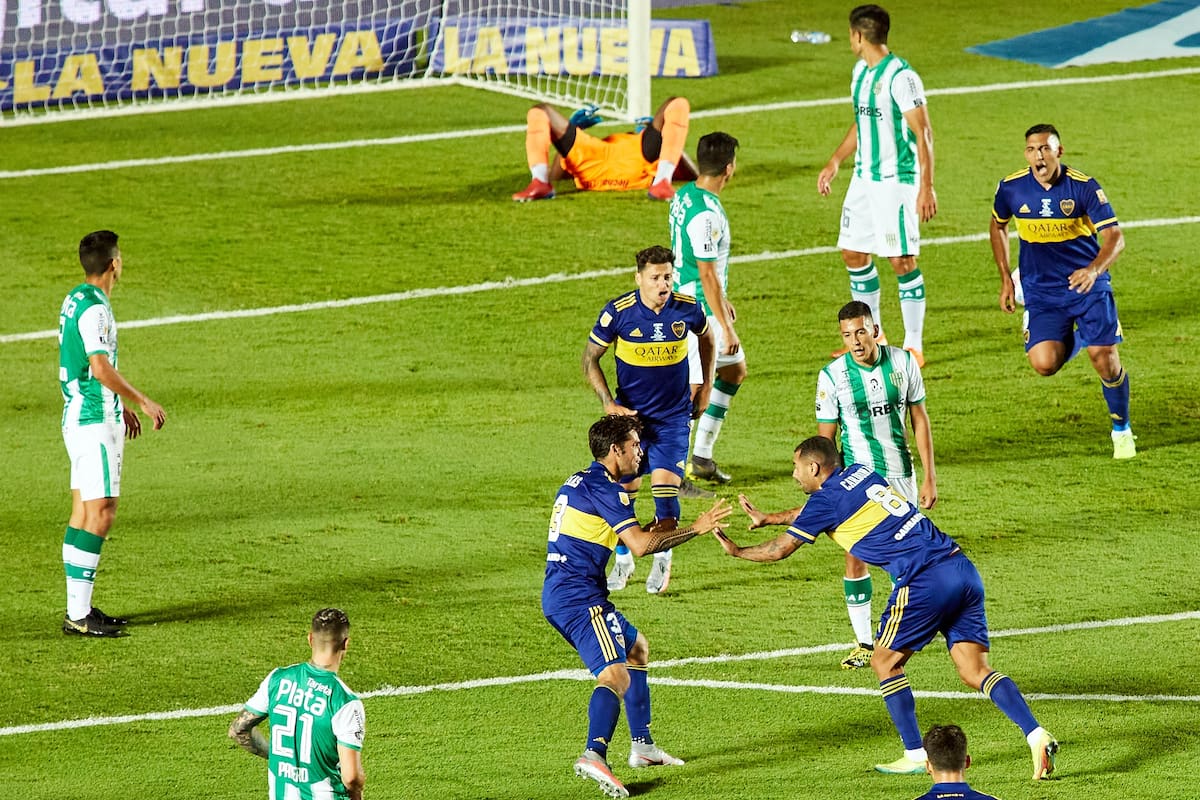 Edwin Cardona festeja su gol durante el partido entre Boca y Banfield por la final de la Copa Diego Maradona.