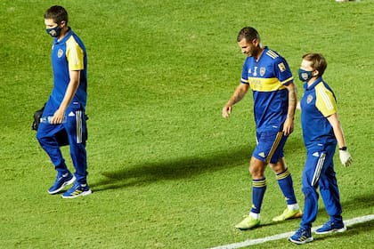 Edwin Cardona sale lesionado luego anotar un golazo durante el partido entre Boca y Banfield por la final de la Copa Diego Maradona.