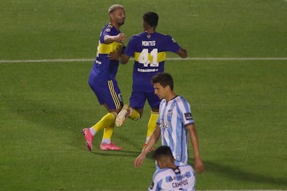 Edwin Cardona saluda a Rodrigo Montes, autor del segundo gol de Boca ante Atlético Tucumán.