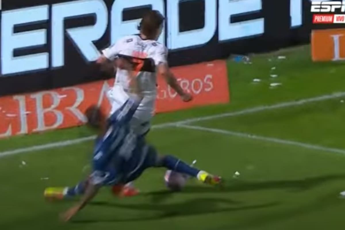 Edwin Cardona se tira de manera muy imprudente desde atrás y le comete penal a Ignacio Schor; esa acción le dio la posibilidad a Platense del 3-0