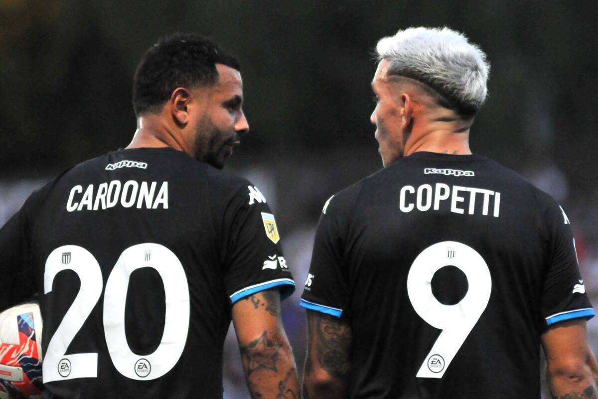 Edwin Cardona y Enzo Copetti; el colombiano todavía no rindió como esperaba el hincha de Racing y ante Banfield se lo hizo saber