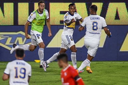 Villa y Cardona celebran un gol; ambos emigrarán de Boca