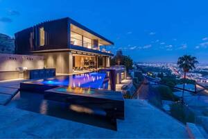 Edwin Castro, un hombre hispano de EE.UU., ganó casi mil millones de dólares en la lotería y compró una mansión moderna en Hollywood Hills