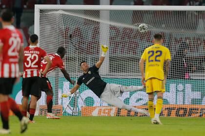 Edwin Cetré convierte el penal del 1-1 en el tiempo regular; el colombiano fallará en el definición de la serie, pero Estudiantes superará por 3-1 a Boca y se convertirá en finalista por la Copa de la Liga.