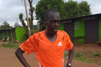 Edwin Kirwa, el ganador del CoronaRun, la particular carrera de los atletas keniatas que persigue a "rivales imaginarios"