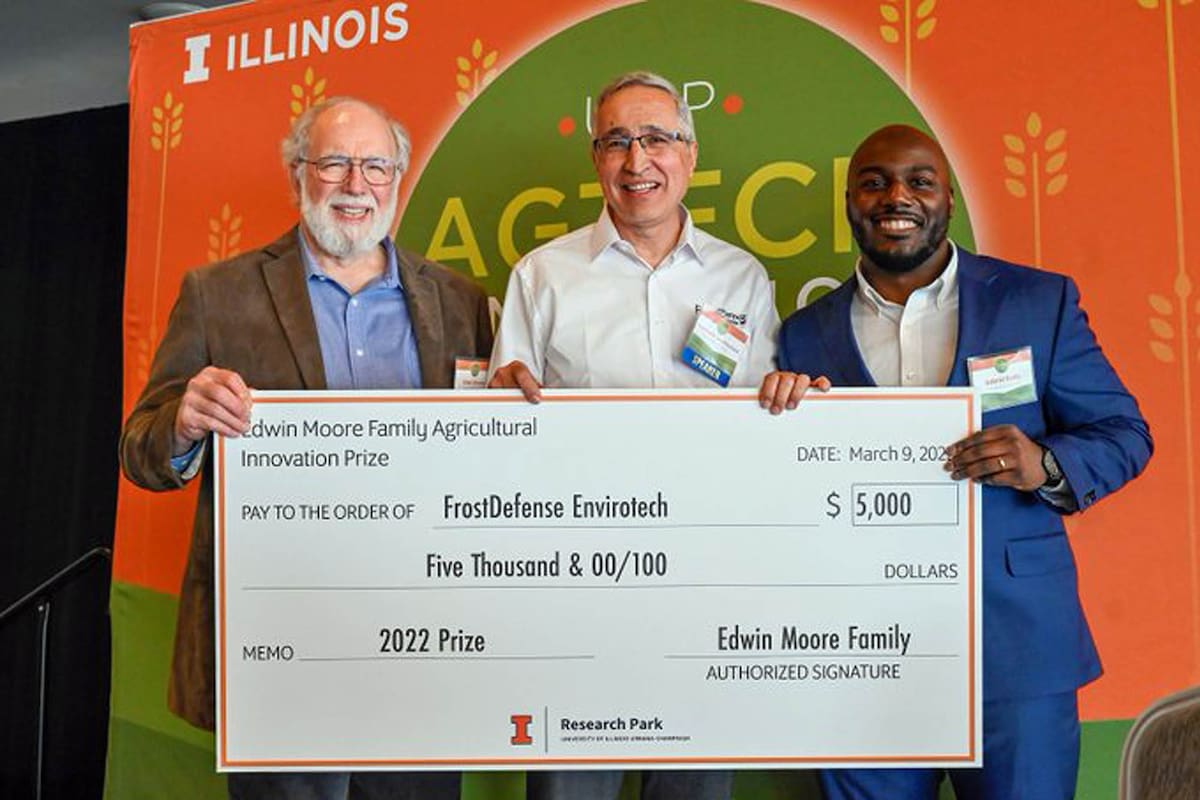 Edwin Moore; Manfredo Seufferheld y Gabriel Burks, el fundador y el vicepresidente, respectivamente, de la startup FrostDefense. El argentino recibió el premio a la innovación agrícola patrocinado por la familia Edwin Moore, quien le da el dinero a la Universidad para el premio.
