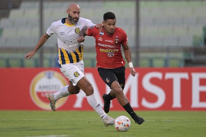 Edwin Pernía escapa fácilmente de Carlos Quintana y definirá entre las piernas de Jorge Broun: será el gol del 1-0 para Caracas contra Rosario Central por la Copa Libertadores.