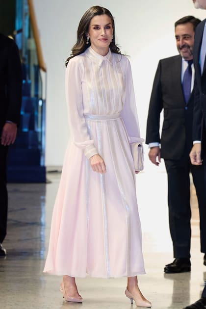 Eel 29 de noviembre, Letizia asistió a la función de la ópera Il Trittico, en Bilbao, donde lució por primera vez un vestido tableado, bordado de lentejuelas, de la española Teresa Helbig.