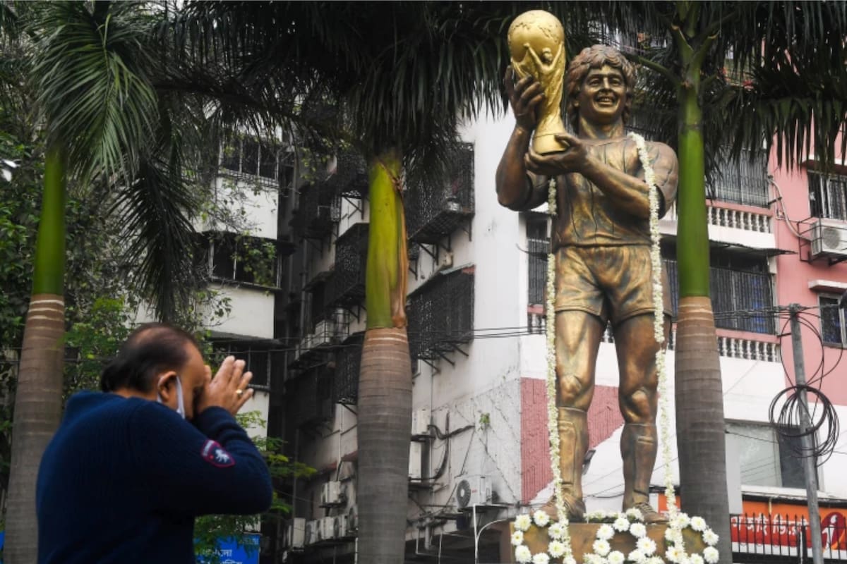 Een Calcuta, India, la muerte de Diego Maradona convocó a sus seguidores a expresar su cariño y afecto junto a una escultura dorada del 10