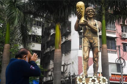 En Calcuta, India, la muerte de Diego Maradona convocó a sus seguidores a expresar su cariño y afecto junto a una escultura dorada del 10