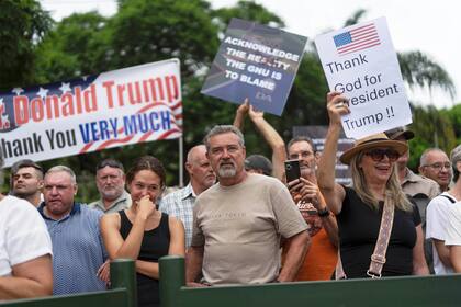 EEUU aceptará refugiados blancos de Sudáfrica mientras que otros programas siguen en pausa