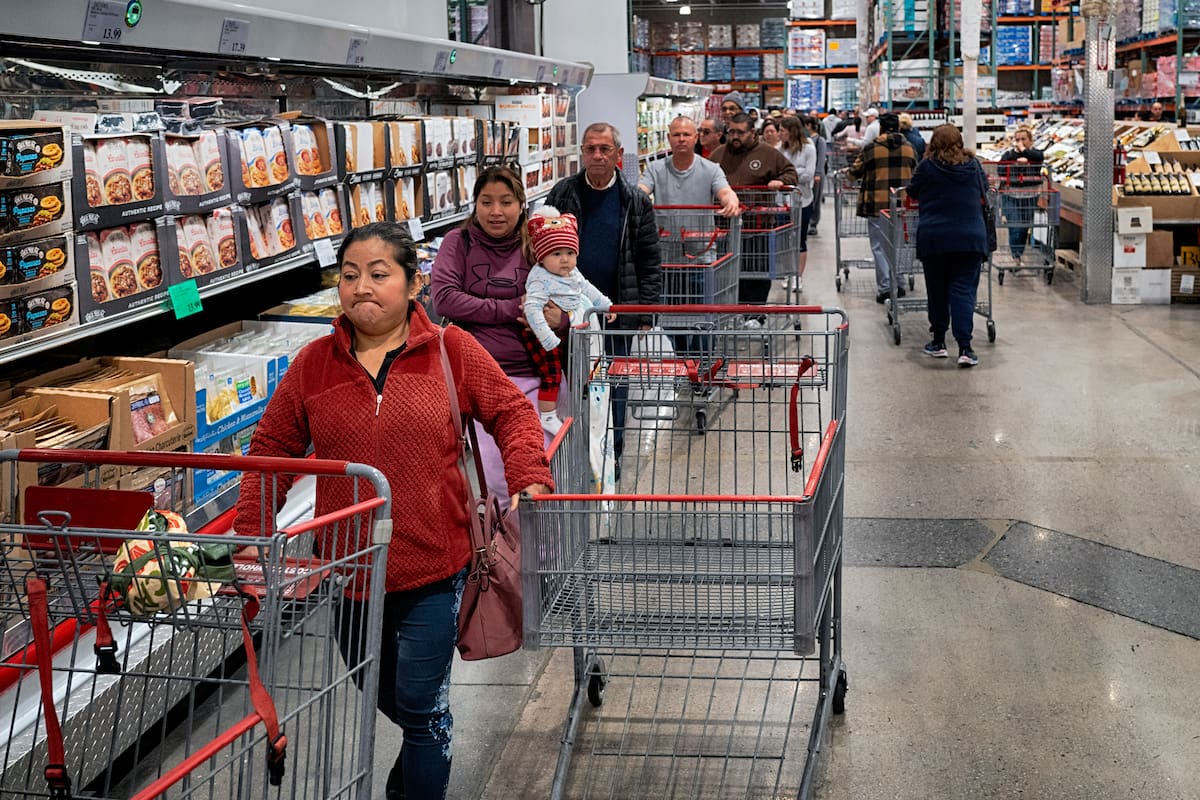 EE.UU. atraviesa un panorama marcado por la incertidumbre sobre el consumo, la presión del gasto diario y un amplio rechazo a la política comercial de Trump
