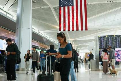 "EE.UU. está lleno": cómo Trump está limitando las vías de migración legal mientras continúa su ofensiva contra los indocumentados