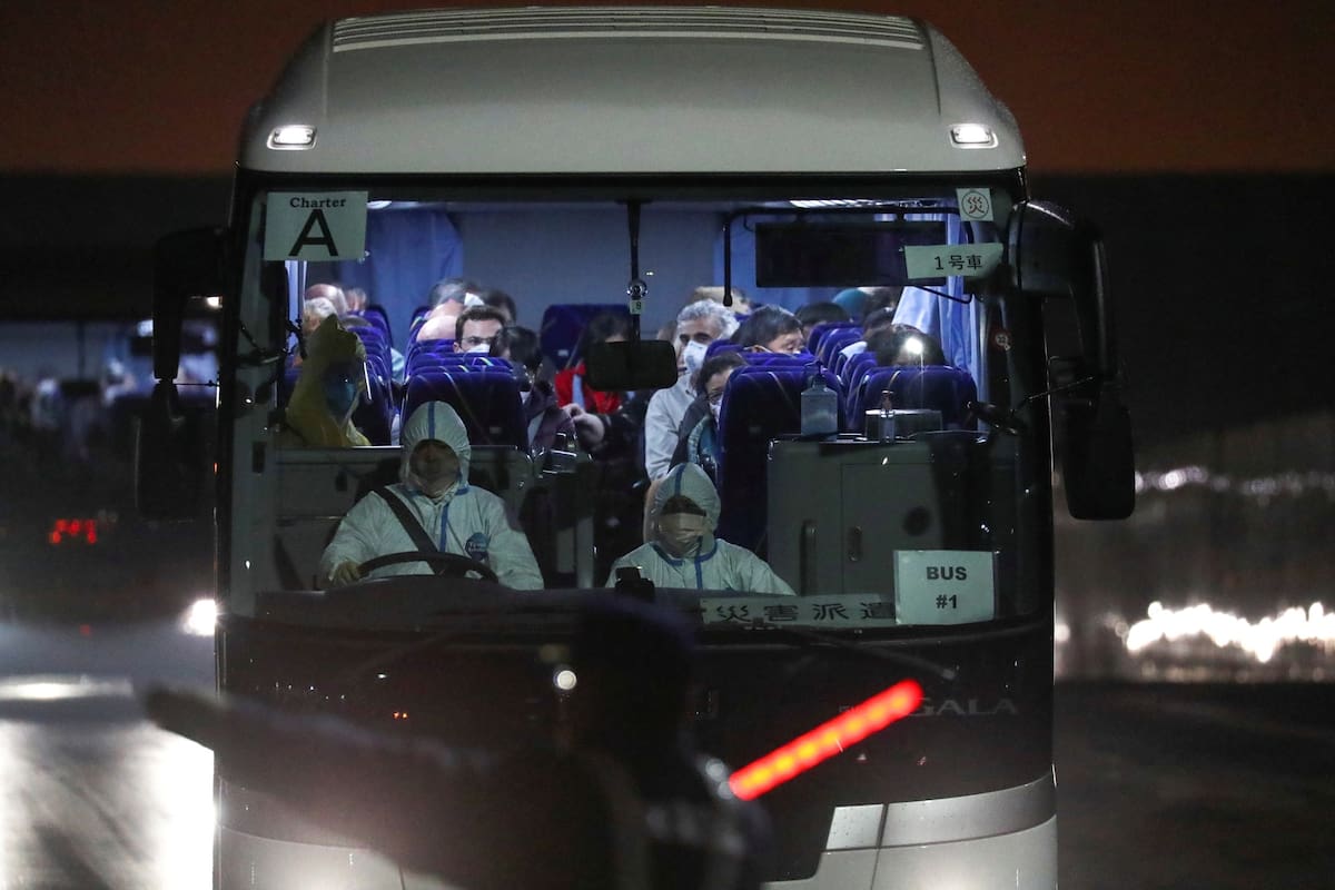 EE.UU. inició el traslado de sus ciudadanos, que seguirán la cuarentena en dos bases militares