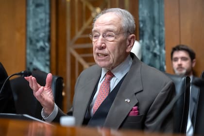 EEUU: Senador exige fin a retrasos en beneficios para policías y bomberos