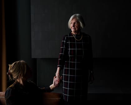 Eeva Valtonen con su nieta, Ruut Eerikainen, en Helsinki, Finlandia, el 19 de febrero de 2023.