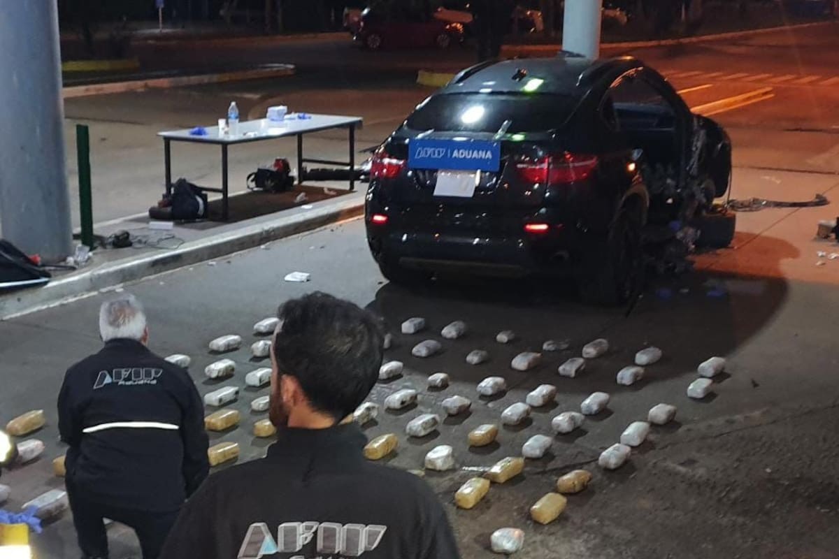 Efectivos antidrogas de la Aduana contabilizan los panes de marihuana extraídos del BMW X6 en Puerto Iguazú