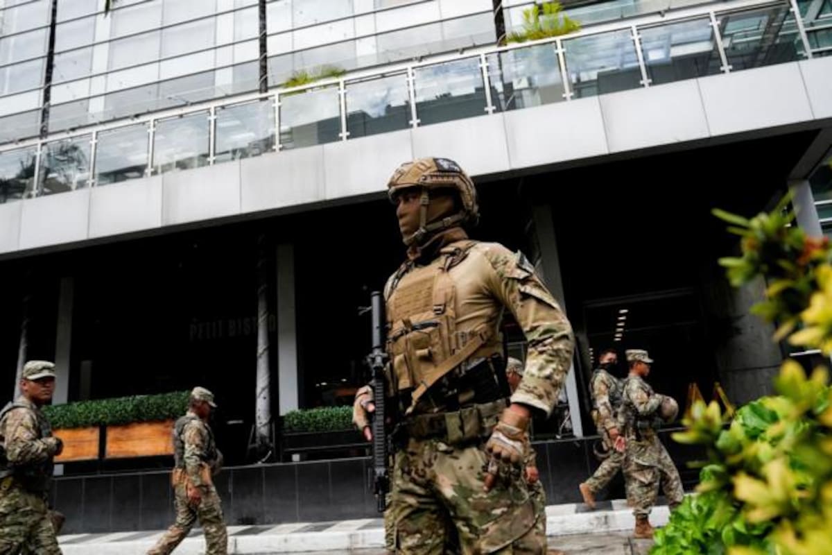 Efectivos armados custodian el hotel en Ciudad de Panamá donde fueron alojados grupos de migrantes deportados por EE.UU.