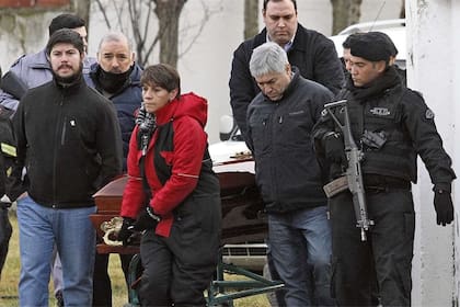 Efectivos armados no se despegaron de Lázaro Báez durante su trayecto en el cementerio
