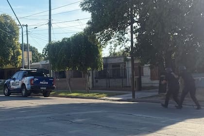 Efectivos armando el cordón preventivo mientras se aseguraba la zona para el retiro del artefacto explosivo