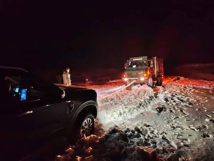 Efectivos de Gendarmería asistieron a los ocupantes de uno de los vehículos antes de iniciar las maniobras para retirarlo de la ruta