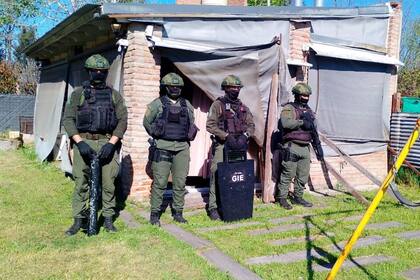Efectivos de Gendarmería Nacional en uno de los domicilios allanados