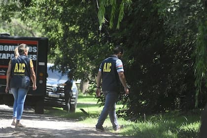 Efectivos de la Agencia de Investigación Criminal de Santa Fe, en el lugar donde apareció la camioneta robada a Liliana Salas