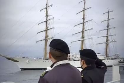 Efectivos de la Armada de Chile rinden honores a la fragata ARA Libertad