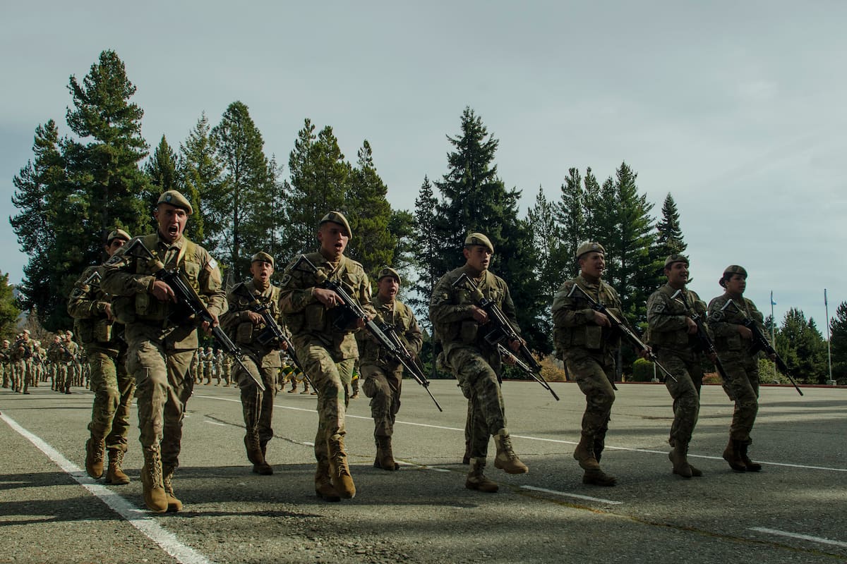 Efectivos de la Escuela Militar de Montaña, en Bariloche, en un predio reclamado por la comunidad mapuche