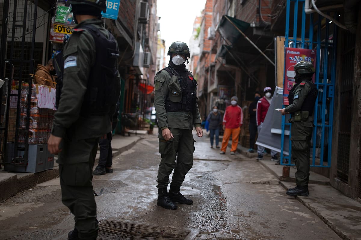 Efectivos de la Gendarmería, caminan las calles del barrio