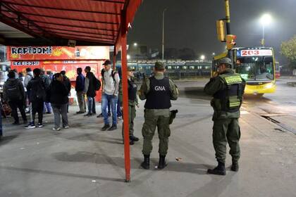 Efectivos de la Gendarmería Nacional controlan paradas y recorridos de distintas lineas de colectivos que transitan el conurbano