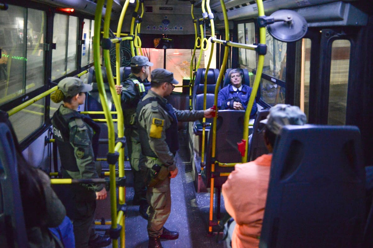 Efectivos de la Gendarmería Nacional controlan paradas y recorridos de distintas lineas de colectivos que transitan el conurbano