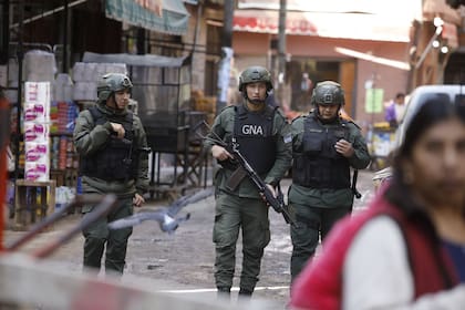 Efectivos de la Gendarmería Nacional recorren la villa 1-11-14, atravesada por la delincuencia y el narcotráfico