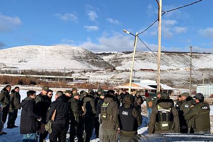 Efectivos de la Gendarmería Nacional y funcionarios preparan los procedimientos.