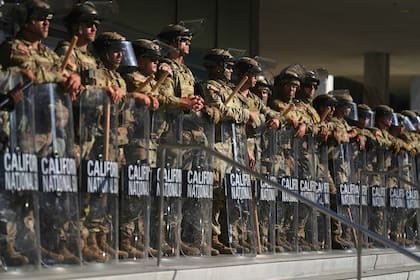 Efectivos de la Guardia Nacional en Los Ángeles, el 10 de junio del 2025. (AP foto/Eric Thayer)
