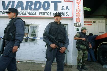 Efectivos de la policía bonaerense, entre droga y cajones de frutas