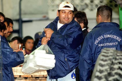 Efectivos de la policía bonaerense, entre droga y cajones de frutas